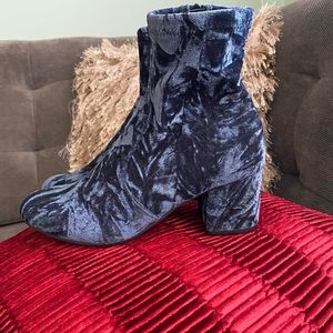 NWT! New Steve Madden velvet blue bootie 🥶🙃